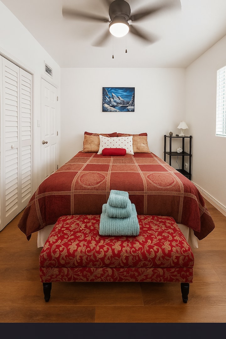 Tu estadía incluye toallas limpias, ropa de cama cómoda y un ambiente tranquilo con ventilador de techo para mayor comodidad.