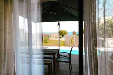 Propriété Airbnb réussie: Waterfront villa and private pool à Linguizzetta
