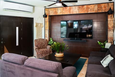 Anuncio de Airbnb popular: Oceanview 4BR Retreat steps from Malecon in La Paz en La Paz