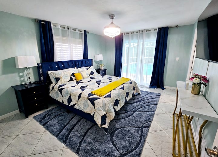 Une suite parentale spacieuse avec une lumière naturelle abondante dispose d'un lit king size, de stands de nuit, d'une télévision. Ouvrez les doubles portes de votre patio privé donnant sur la piscine.