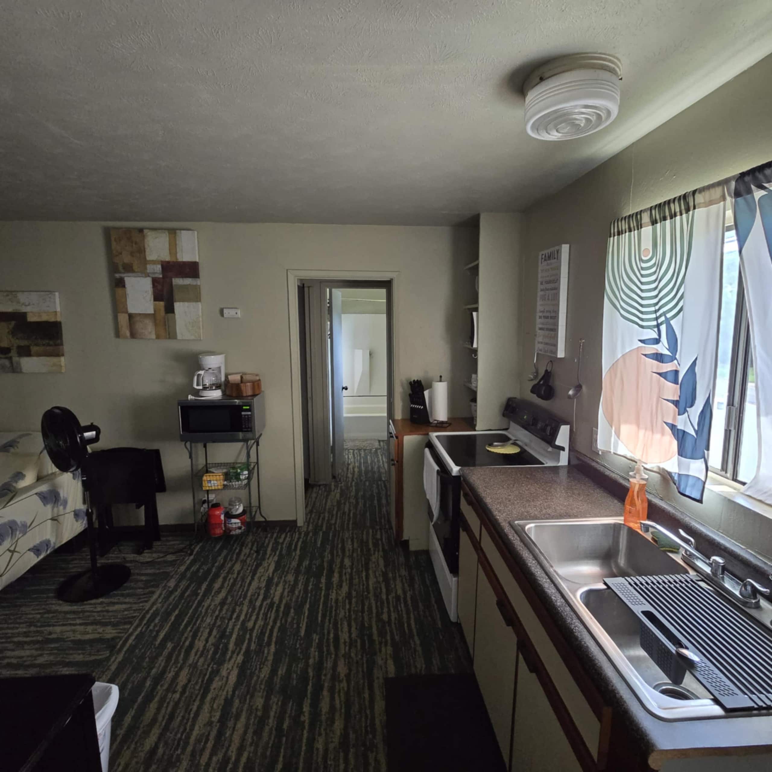 Hawaiian owned Cozy Room - Photo 9