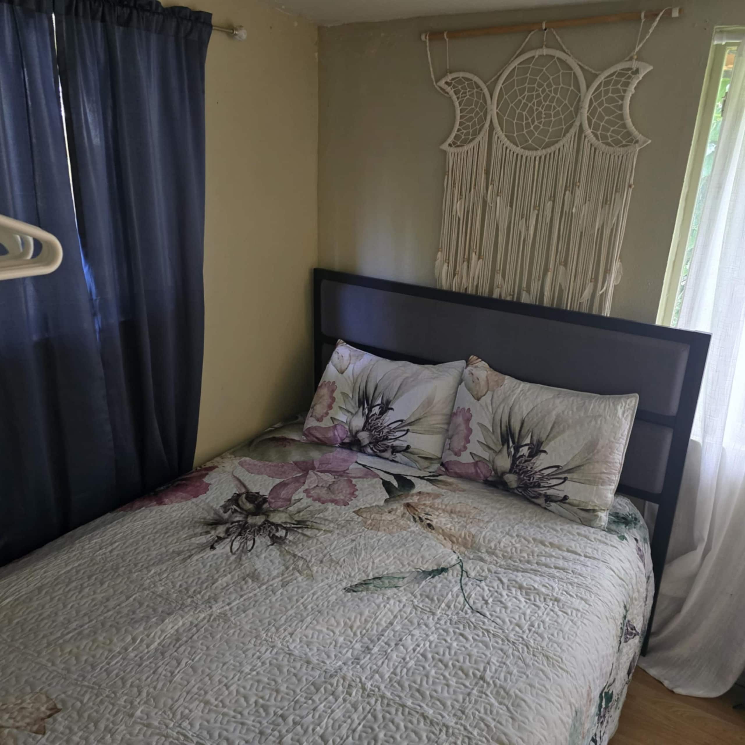 Hawaiian owned Cozy Room - Photo 12