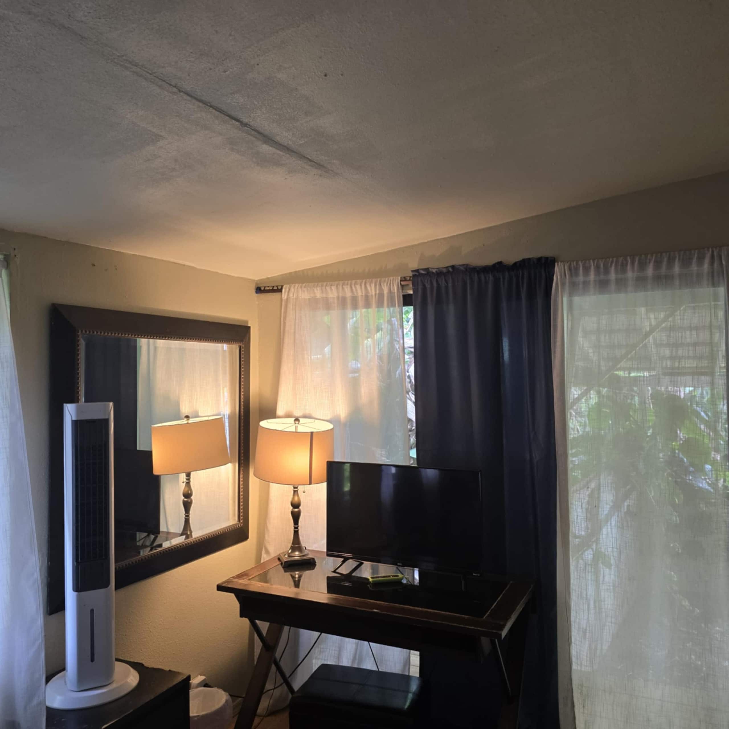Hawaiian owned Cozy Room - Photo 13