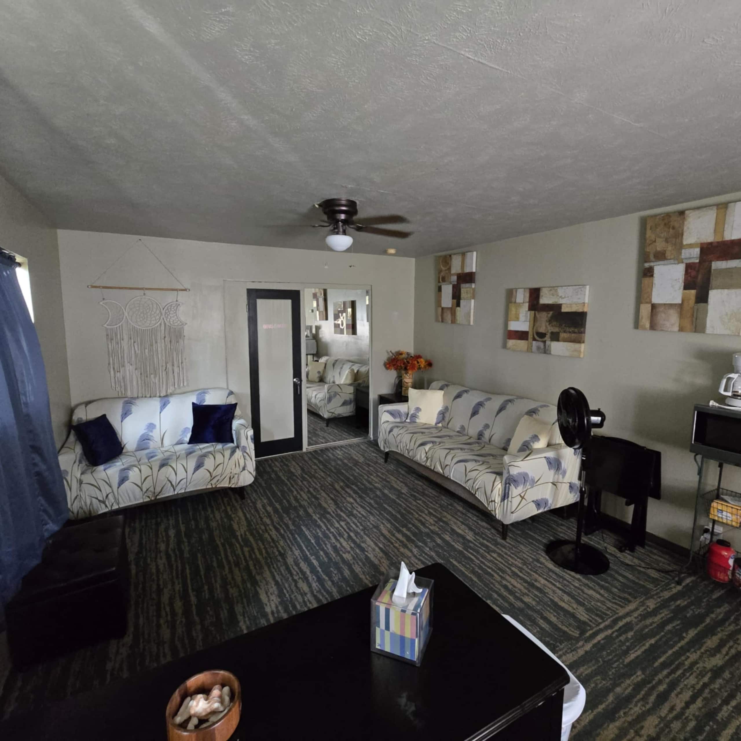 Hawaiian owned Cozy Room - Photo 3