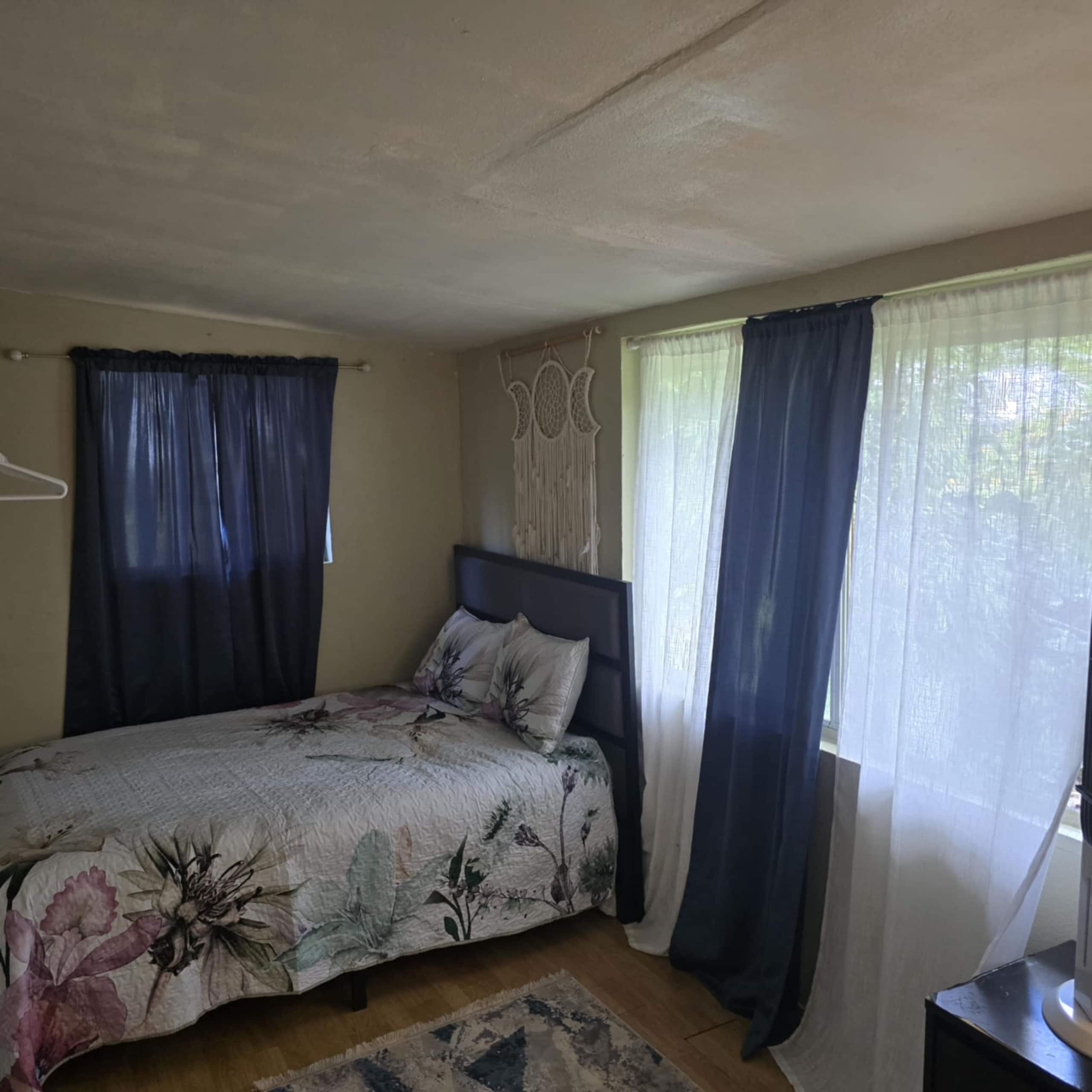 Hawaiian owned Cozy Room - Photo 11