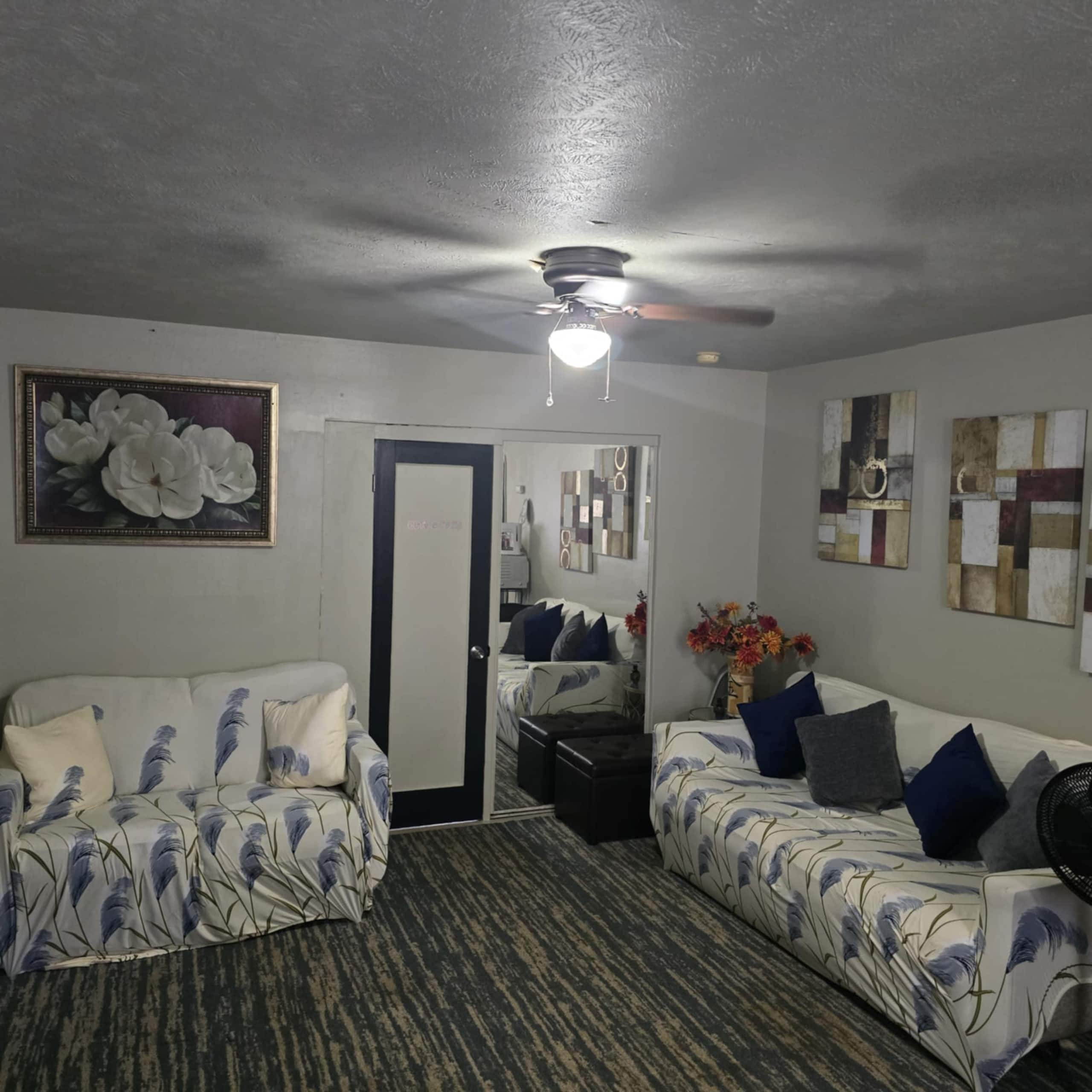 Hawaiian owned Cozy Room - Photo 2