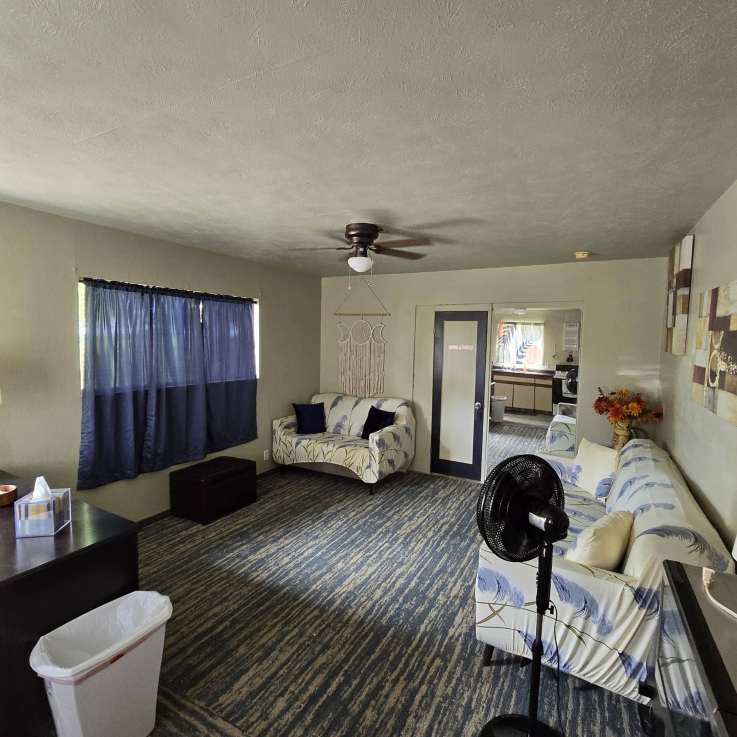 Hawaiian owned Cozy Room - Photo 4