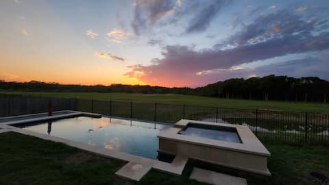 20 min to DT Austin | Gym Pool Spa Theatre