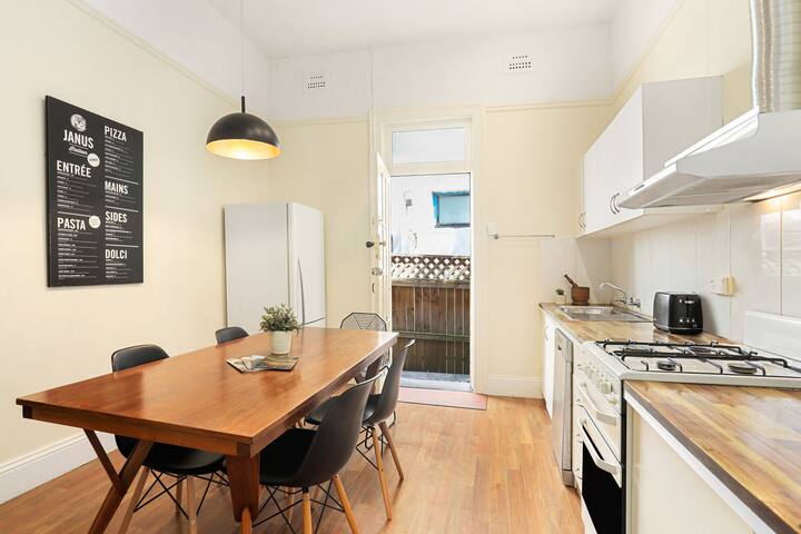 Bondi Retreat – House just moments to the Beach gallery image 5