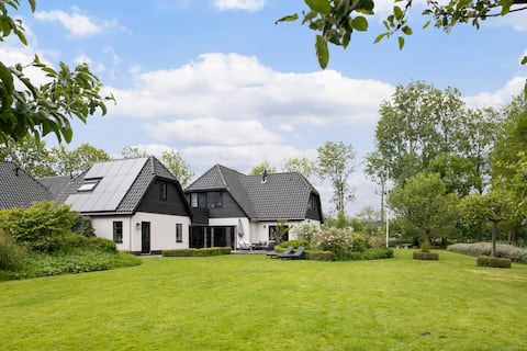 Villa, spacious garden on the waterfront.