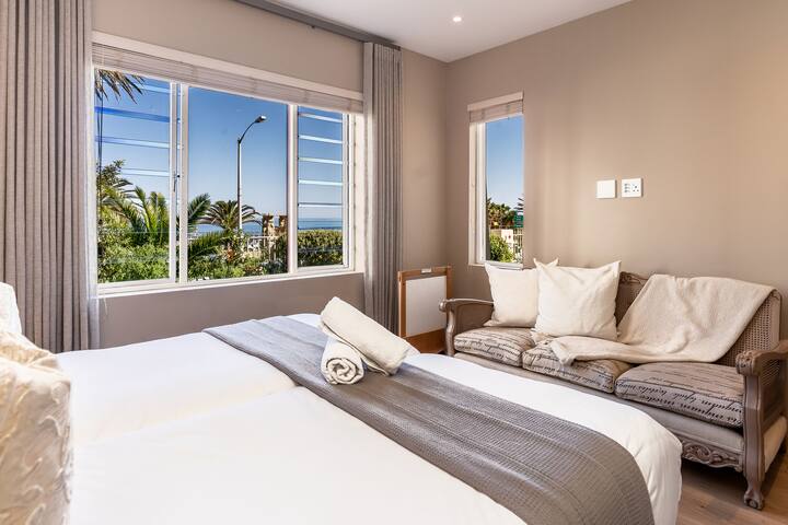 Modern Camps Bay Beachfront Apartment gallery image 3