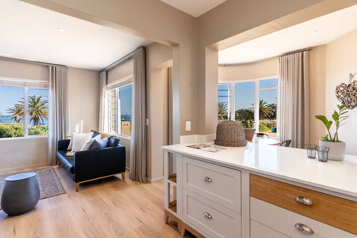 Modern Camps Bay Beachfront Apartment gallery image 4