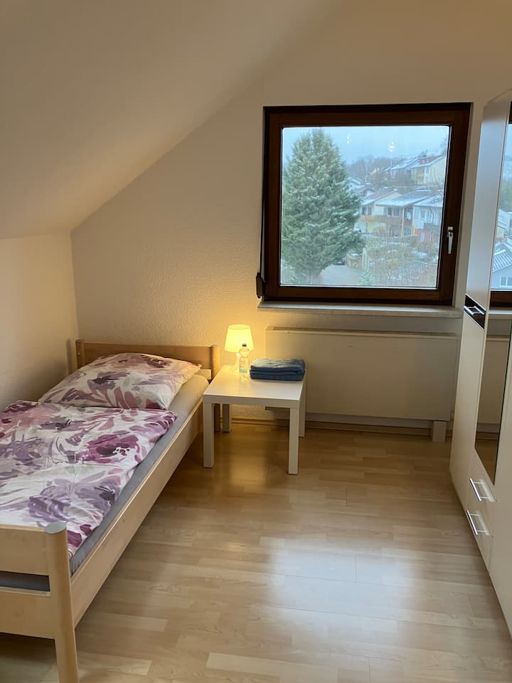 ห้องนอนหมายเลข 5 มีเตียงเดี่ยว 2 เตียงขนาด 0.9 x 2 เมตรและเตียงเด็กอ่อนขนาด 0.7 x 1.4 เมตร ตู้เสื้อผ้า