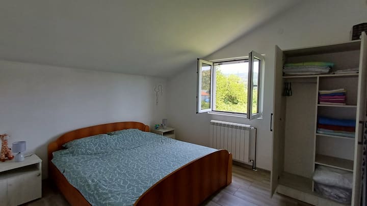 Vyumba vya kulala

Fleti ina vyumba viwili vya kulala vyenye starehe kwa ajili ya kulala usiku kwa utulivu:
Chumba bora ✅ cha kulala: Kitanda chenye nafasi kubwa chenye mashuka yenye ubora wa juu na kabati kubwa la nguo
Chumba cha ✅ pili cha kulala: Vitanda viwili vya starehe vya mtu mmoja, vinavyofaa kwa marafiki au familia