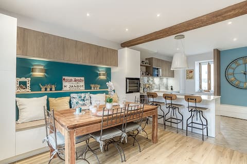 Large duplex 2 air-conditioned suites refined design