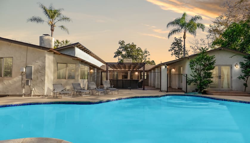 5 mins from Universal w/ Heated Pool/Spa/Golf/Pong