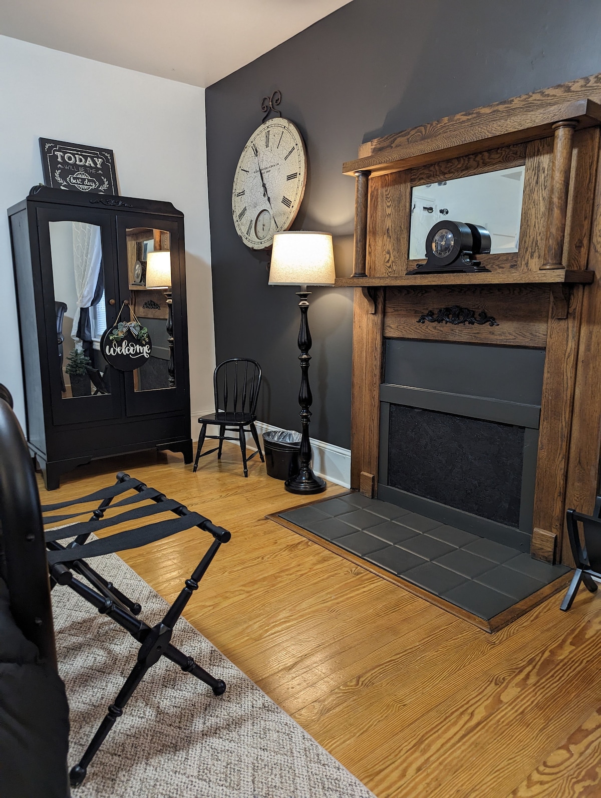 Priestranná spálňa na 1. poschodí so starožitným krbom.