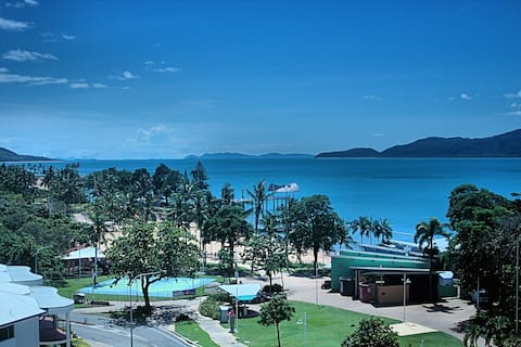 Successful Airbnb property: Beachfront overlooking the Coral Sea in North Ward