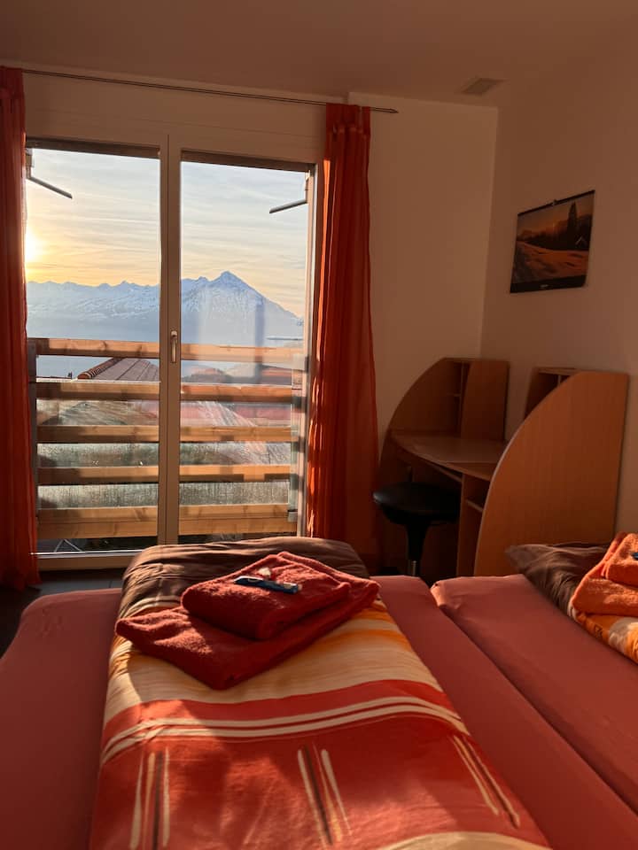 2nd bedroom with two single beds; ROVIVA SIAM beds, the lower bed can be rolled out and set up next to the 1st bed - 2 complete single beds with mattress - stored space-saving if necessary. Beautiful view of the mountains. 