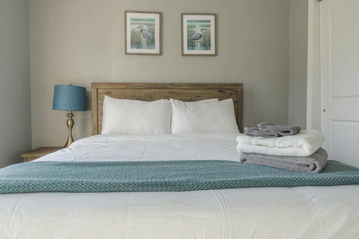 Პირველი დედოფლის საძინებელი ლამპითა და ბალიშებით.