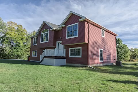 10 Acres Private 4BR Home with Mountain Views