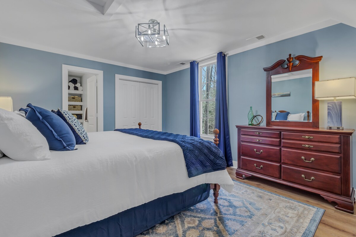 舒适干净的床上用品和枕头。  床垫和枕头封闭在防水、防床虱和防尘保护膜内。   床单两侧配有侧口袋，可握住手机、玻璃杯或遥控器。