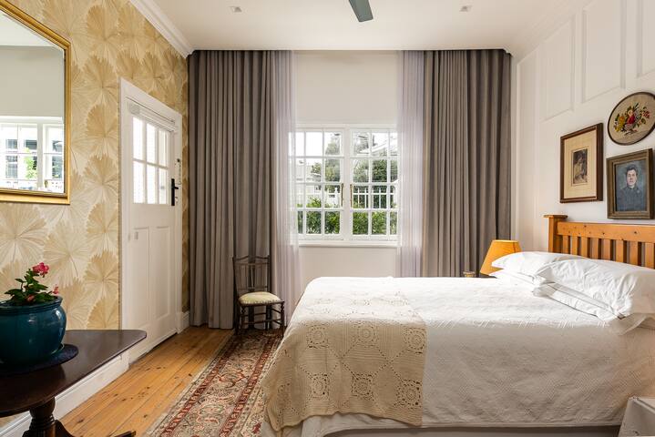 Charming apartment Private garden Peaceful Central gallery image 5