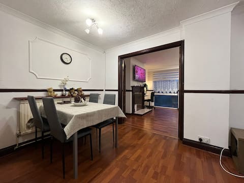 Cosy 3 BDR Home with Free WiFi and Free Parking