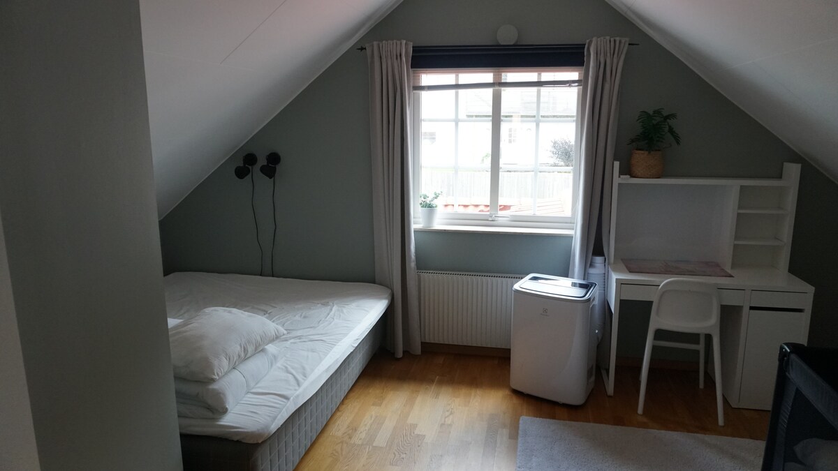 ห้องนอน 3. เตียงคู่ 180 ซม. ชั้นบน มีเตียงเด็กเล็กในห้องนี้ และเครื่องปรับอากาศแบบพกพา 