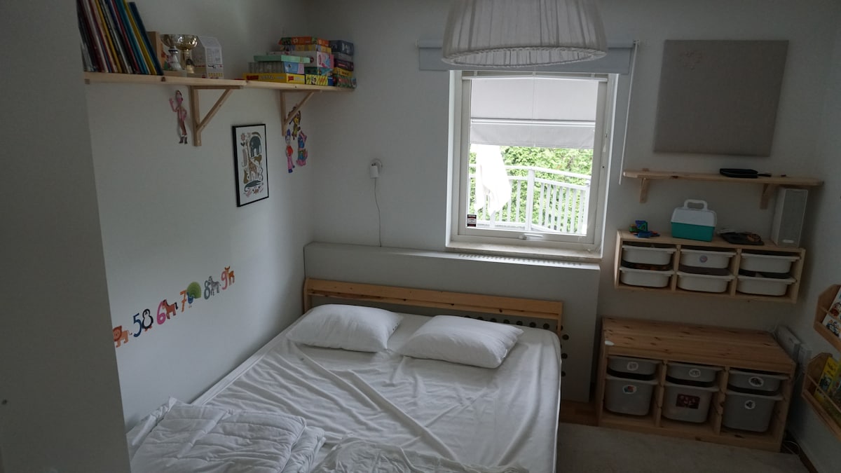 ห้องนอน 2 อยู่ชั้นล่าง เตียงขนาด 160 ซม. ห้องพักสำหรับสองคน