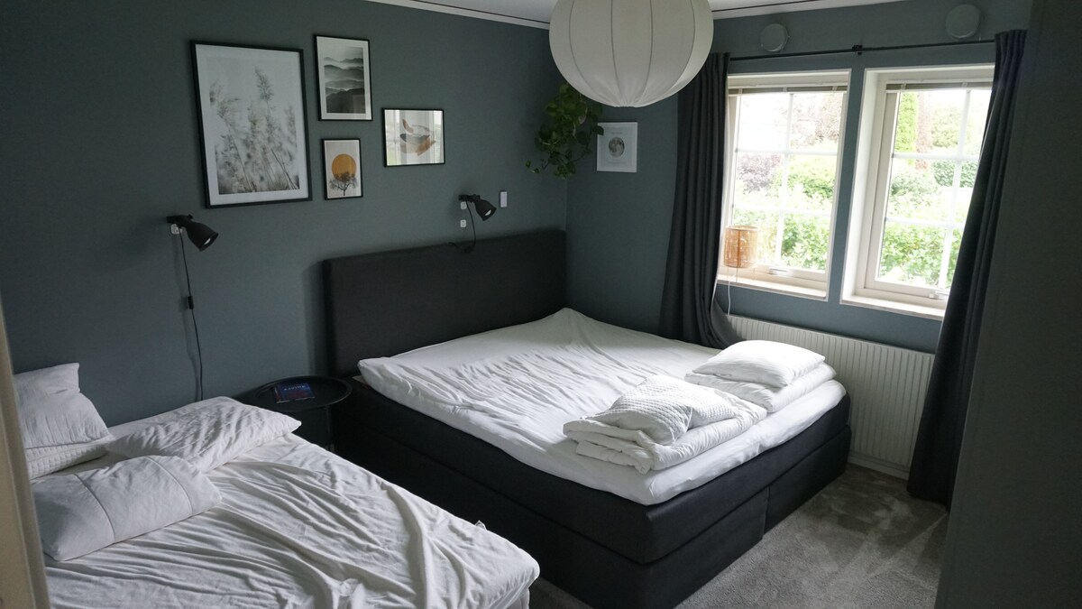 ห้องนอนที่ 1 อยู่ที่ชั้นล่าง มีเตียงกว้าง 180 ซม. และเตียงกว้าง 120 ซม. อยู่ข้าง ๆ