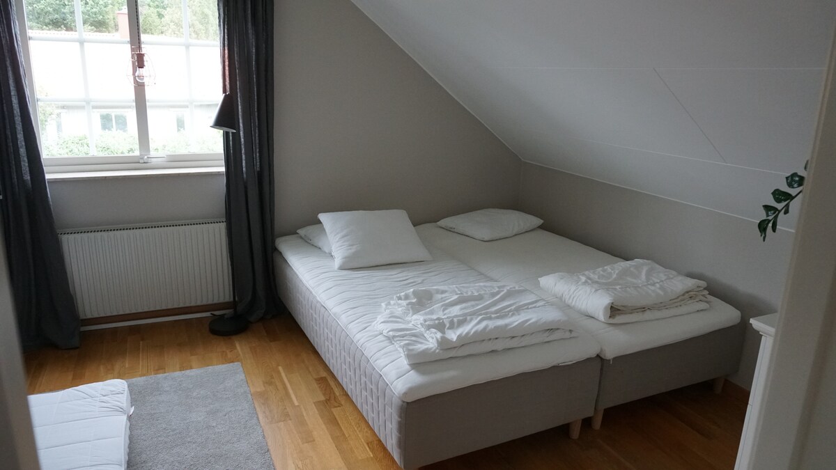 ห้องนอน 4 มีเตียงขนาด 180 ซม. 