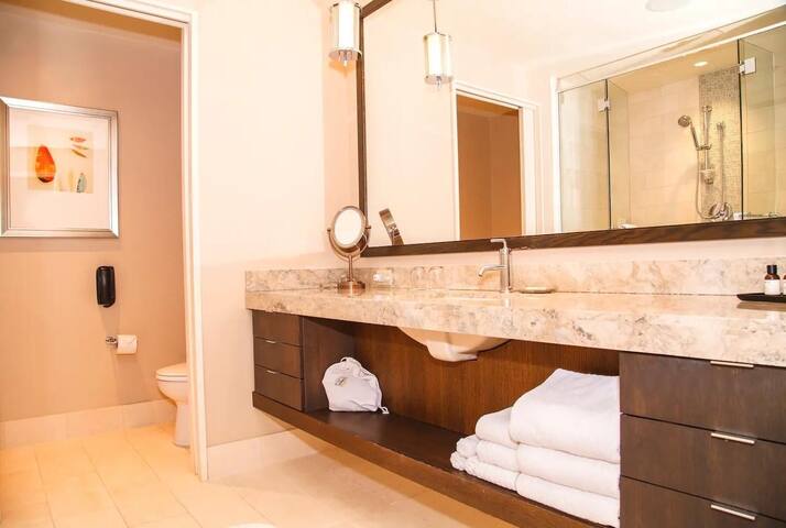 Two Bedroom Condo Residence- 2 Free Valet Spots gallery image 3