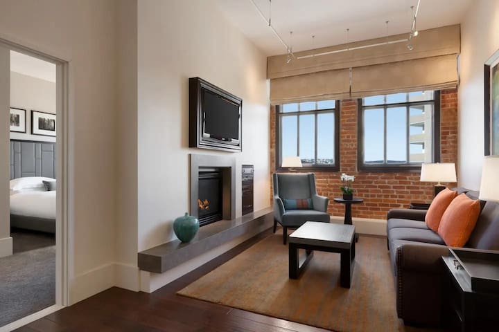 Two Bedroom Condo Residence- 2 Free Valet Spots