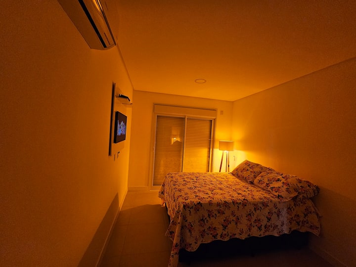 Пълна стая с двойно легло, допълнителен двоен матрак,  климатик, смарт телевизор, гардероб и ара за дрехи.