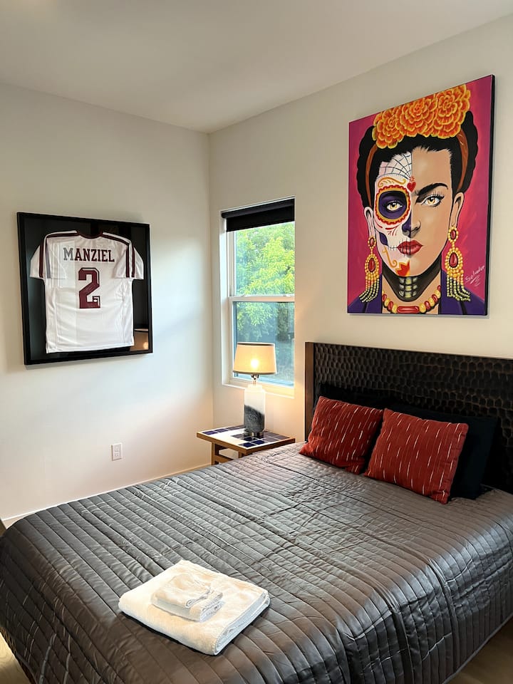 Colchón y marco tamaño queen a estrenar