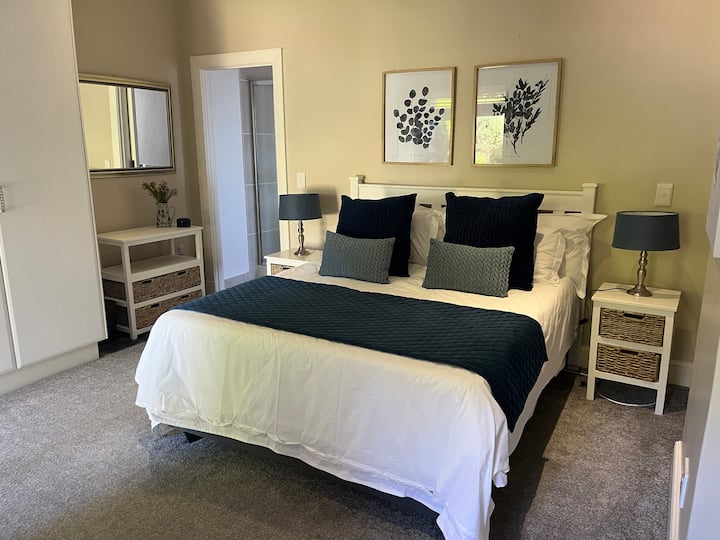 Chumba cha 3 cha kulala - kitanda cha ukubwa wa malkia kilichojaa bafu na makabati mengi 