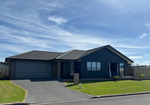 Luxurious new home, 10 minutes to CBD