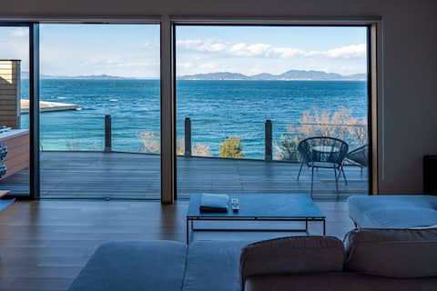 1-minute walk to the sandy beach, a room with a superb view and a jacuzzi.The Seto Inland Sea during