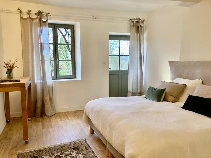 本館の1階にあるガーデンビューの綺麗なお部屋です。 寝室にはトイレ付きのウォークインシャワールームがあります。 