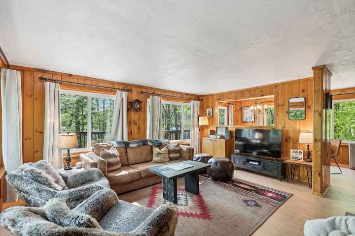 Cabin w/ Lake Access, Hot Tub, Kayaks, + Firepit!