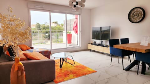 Popular Airbnb listing: Luxury 3-bedroom apartment, 4-star rating, by the sea in Martigues