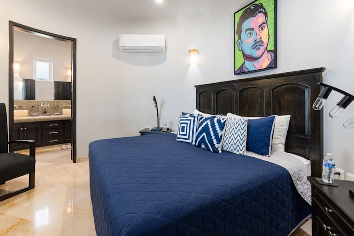 „David“ Blue King Bedroom, აბაზანა-ტუალეტით.