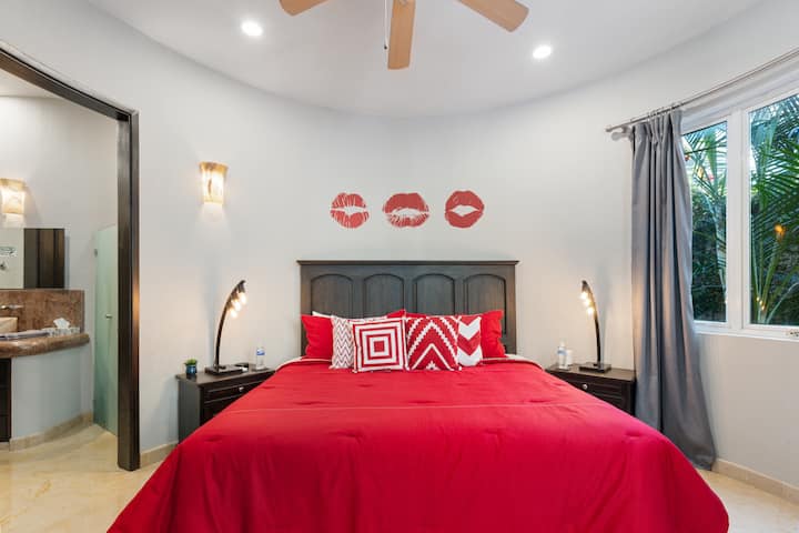 „Alexis“ Red King Bedroom თანდართული აბაზანა-ტუალეტით 