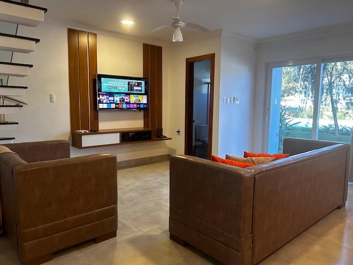 مدخل خاص للبيت!
تلفزيون مع Netflix
مكيف الهواء
Ventilador
أمام حمام السباحة
حمام كامل
أريكة وكرسي بذراعين
سرير أريكة