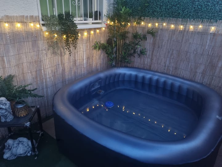 Cute cottage with air conditioning and hot tub
