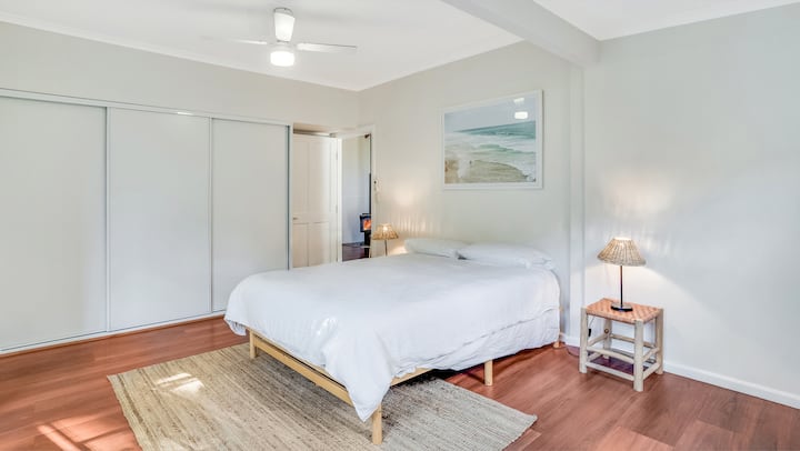 Chambre des maîtres : lit queen size, maison Google mini et grand peignoir intégré
