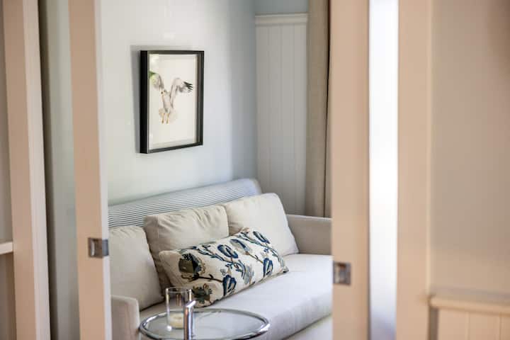Downtown 1 Bd Breezy Black House Attic Get-away - Charlottetown