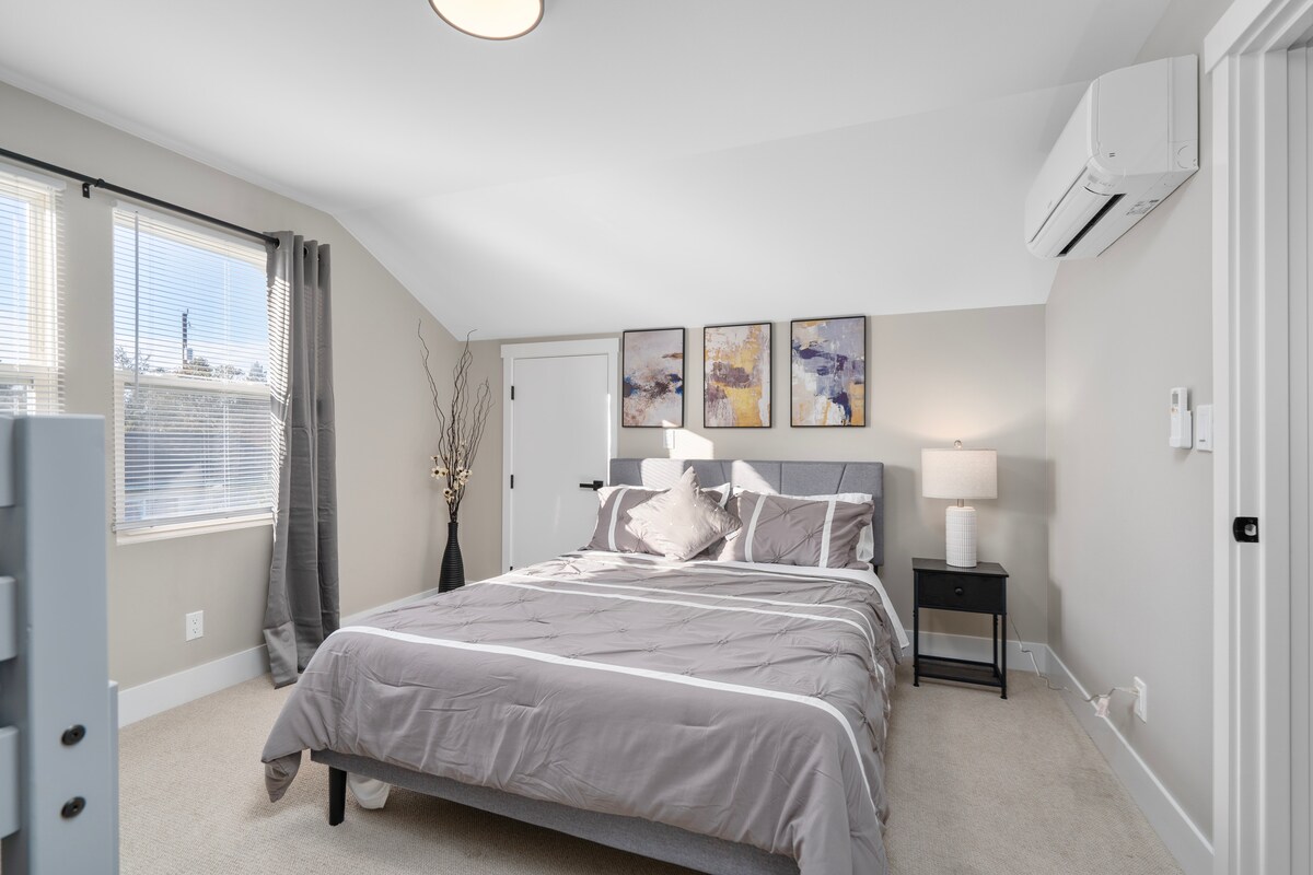 Dormitorio 3 - Cama tamaño queen y 2 camas individuales (litera) 