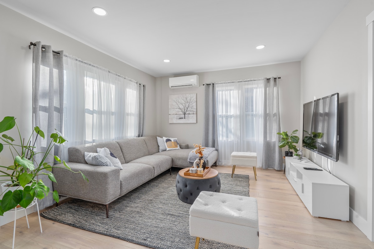 Nuestra acogedora sala de estar cuenta con un cómodo sofá en forma de L, un televisor inteligente, un altavoz Sonos y una selección de juegos de mesa, libros y cartas. Ten en cuenta que no proporcionamos datos de inicio de sesión para los servicios de streaming; utiliza tu propia cuenta.